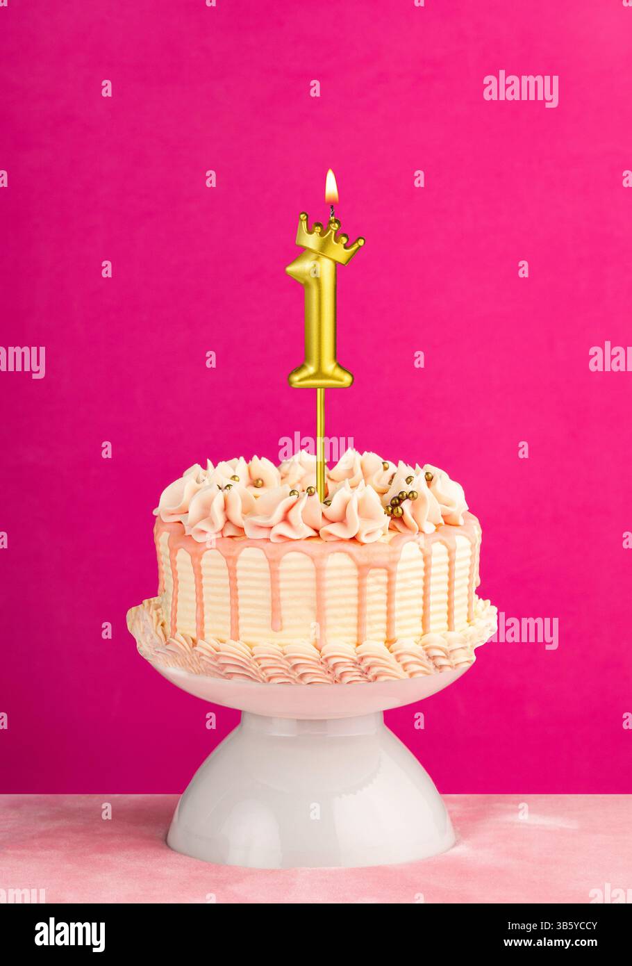 Candela di compleanno numero 0 - torta di celebrazione rosa con glassa a goccia Foto Stock