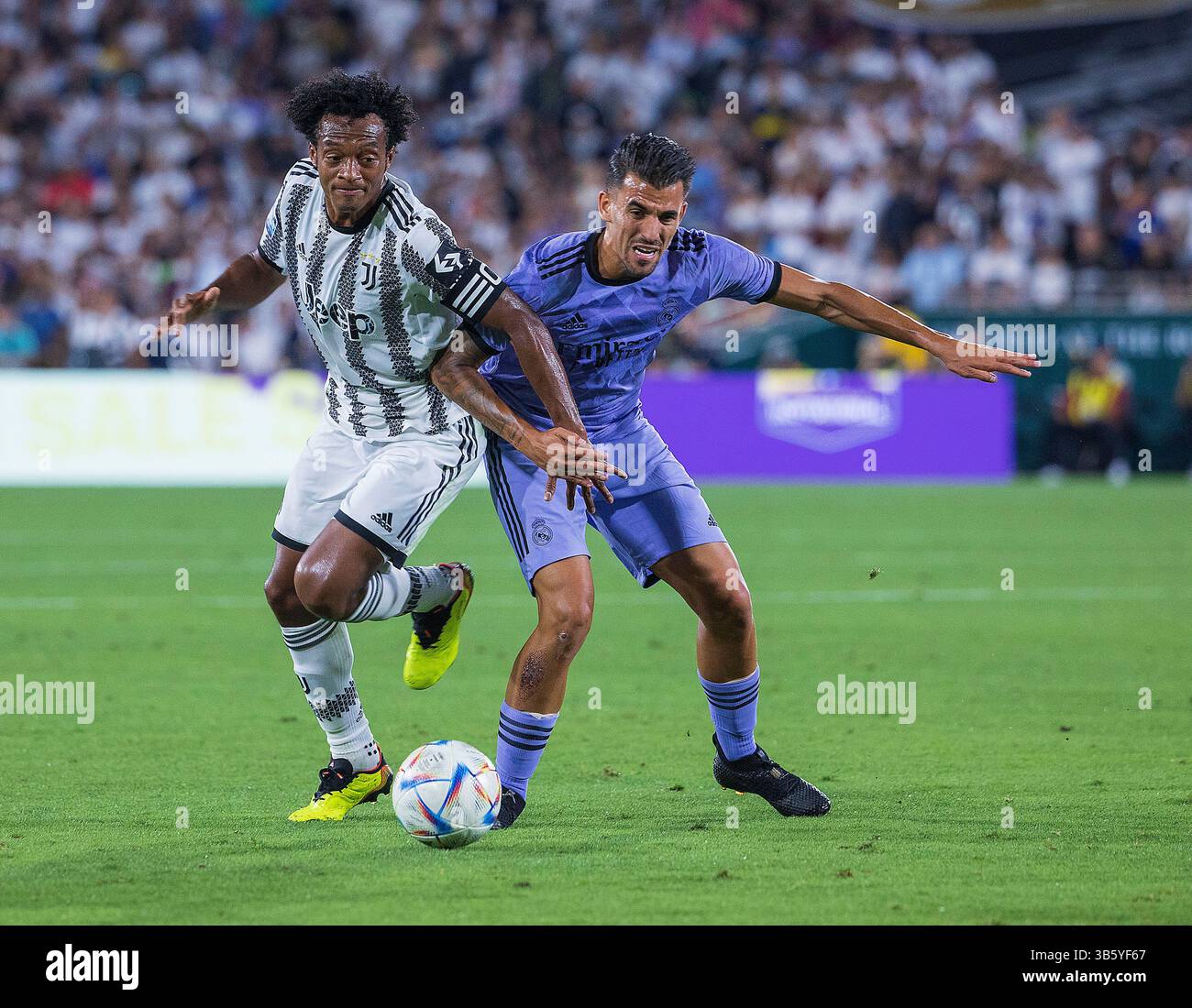 30 luglio 2022, Pasadena, California, Stati Uniti: Juan Cuadrado #11 della Juventus e Dani Ceballos #19 del Real Madrid combattono per la palla durante la partita del Soccer Champions Tour 2022 di sabato 30 luglio 2022 al Rose Bowl Stadium di Pasadena, California. Il Real Madrid sconfigge la Juventus, 2-0. ARIANA RUIZ/PI (immagine di credito: © Prensa Internacional via ZUMA Press Wire) Foto Stock
