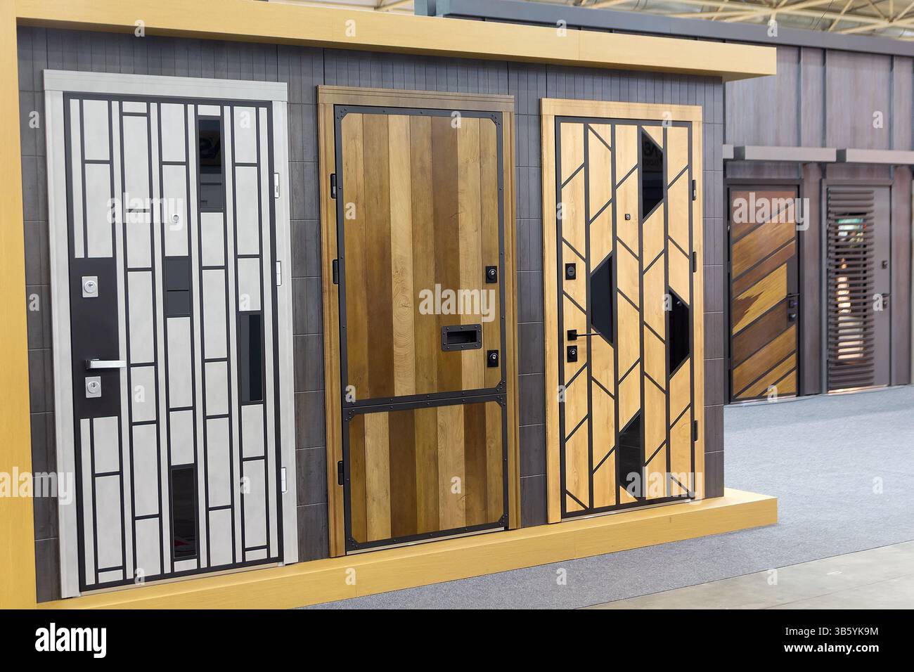Le porte anteriori sono esposte in una vetrina del negozio. Industria Foto Stock
