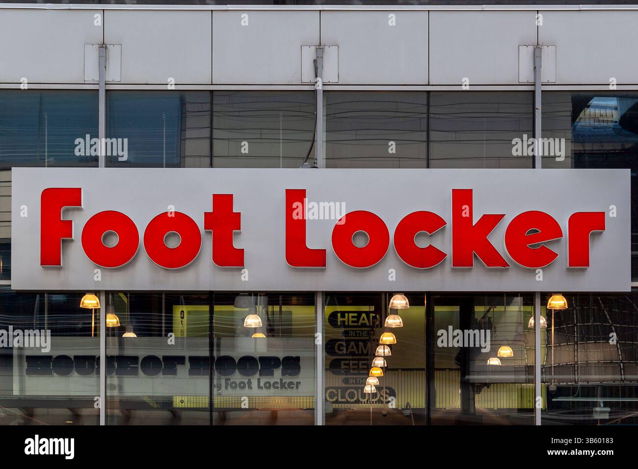 Cartello con il negozio Foot Locker in Bloor St, nel centro di Toronto. Foto Stock