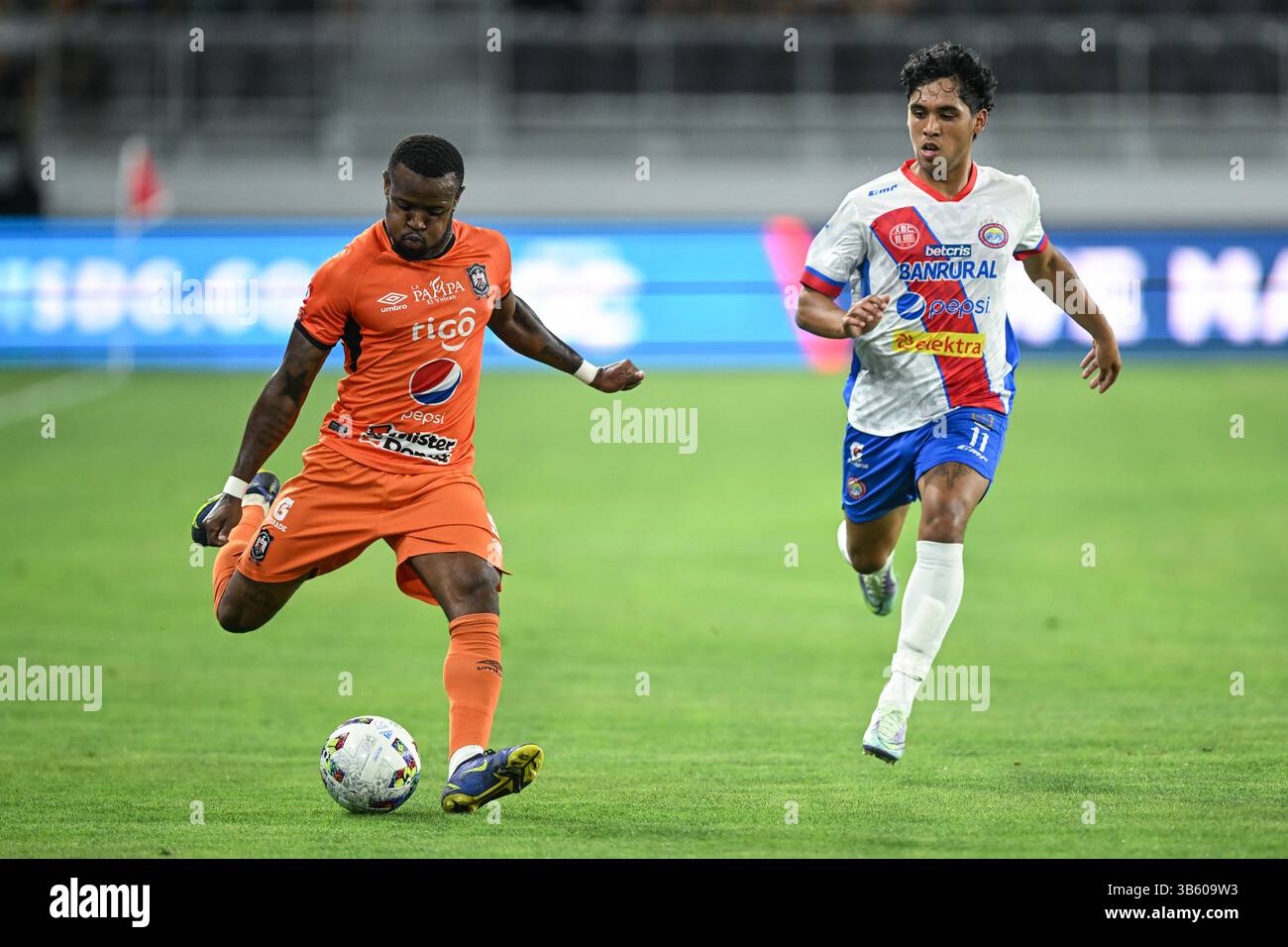 4 giugno 2022, Washington, DC: C.D. Aguila Foward DAVID RUGAMAS (9) in azione contro l'attaccante di Xelaju MC CRISTIAN CASTILLO (11) durante la partita tenutasi all'Audi Field di Washington, DC. (Credit Image: © Amy Sanderson/ZUMA Press Wire) Foto Stock
