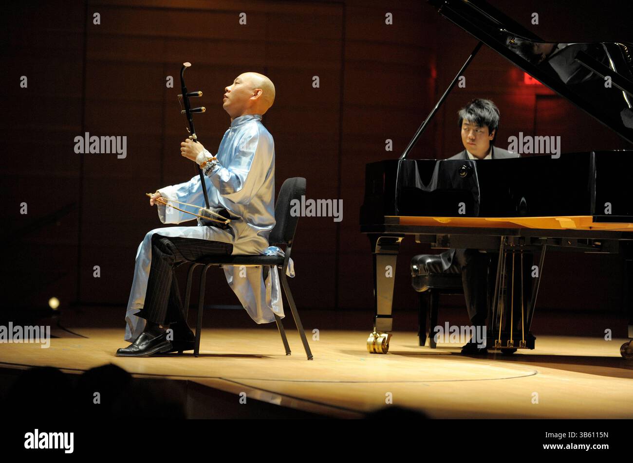 3 novembre 2009, Costa Mesa, California, USA: Il suonatore di erhu Guo Gan, proveniente dalla Cina settentrionale, si esibisce con Lang Lang in un concerto intitolato â€˜Lang e Friendsâ€™. Il pianista cinese Lang Lang si è esibito con vari amici alla Rene and Henry Segerstrom Concert Hall di Costa Mesa. (Immagine di credito: © Nicholas Koon/ZUMA Press Wire) Foto Stock