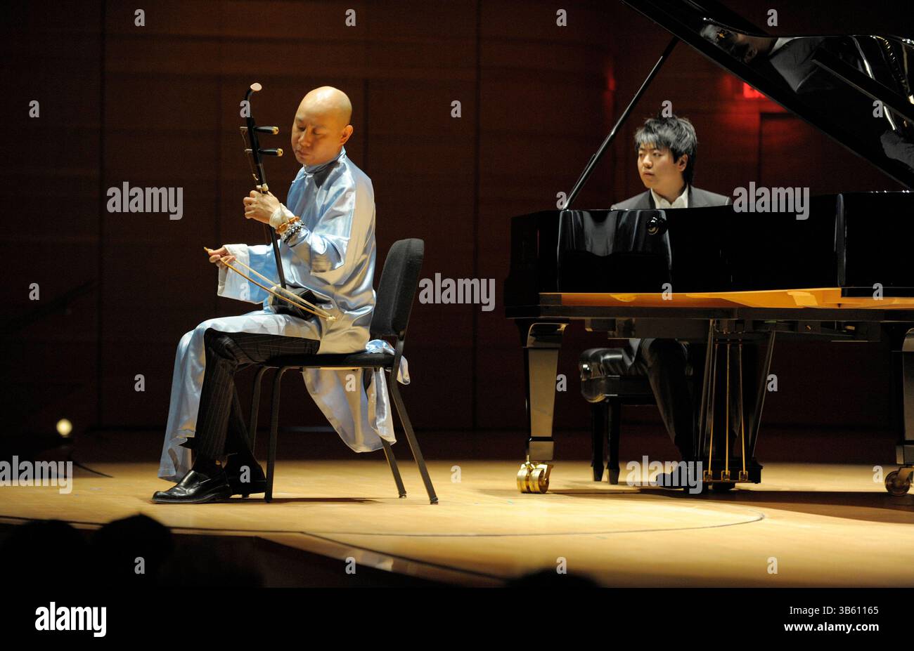 3 novembre 2009, Costa Mesa, California, USA: Il suonatore di erhu Guo Gan, proveniente dalla Cina settentrionale, si esibisce con Lang Lang in un concerto intitolato â€˜Lang e Friendsâ€™. Il pianista cinese Lang Lang si è esibito con vari amici alla Rene and Henry Segerstrom Concert Hall di Costa Mesa. (Immagine di credito: © Nicholas Koon/ZUMA Press Wire) Foto Stock