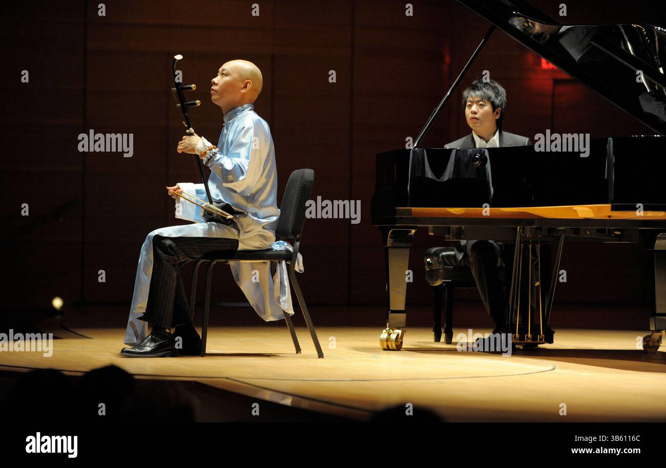 3 novembre 2009, Costa Mesa, California, USA: Il suonatore di erhu Guo Gan, proveniente dalla Cina settentrionale, si esibisce con Lang Lang in un concerto intitolato â€˜Lang e Friendsâ€™. Il pianista cinese Lang Lang si è esibito con vari amici alla Rene and Henry Segerstrom Concert Hall di Costa Mesa. (Immagine di credito: © Nicholas Koon/ZUMA Press Wire) Foto Stock