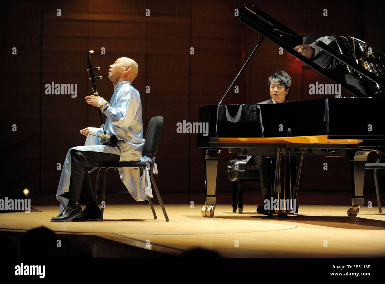 3 novembre 2009, Costa Mesa, California, USA: Il suonatore di erhu Guo Gan, proveniente dalla Cina settentrionale, si esibisce con Lang Lang in un concerto intitolato â€˜Lang e Friendsâ€™. Il pianista cinese Lang Lang si è esibito con vari amici alla Rene and Henry Segerstrom Concert Hall di Costa Mesa. (Immagine di credito: © Nicholas Koon/ZUMA Press Wire) Foto Stock