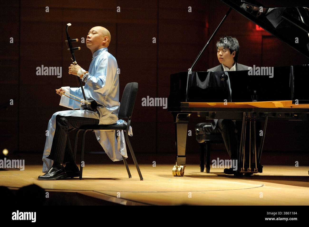 3 novembre 2009, Costa Mesa, California, USA: Il suonatore di erhu Guo Gan, proveniente dalla Cina settentrionale, si esibisce con Lang Lang in un concerto intitolato â€˜Lang e Friendsâ€™. Il pianista cinese Lang Lang si è esibito con vari amici alla Rene and Henry Segerstrom Concert Hall di Costa Mesa. (Immagine di credito: © Nicholas Koon/ZUMA Press Wire) Foto Stock