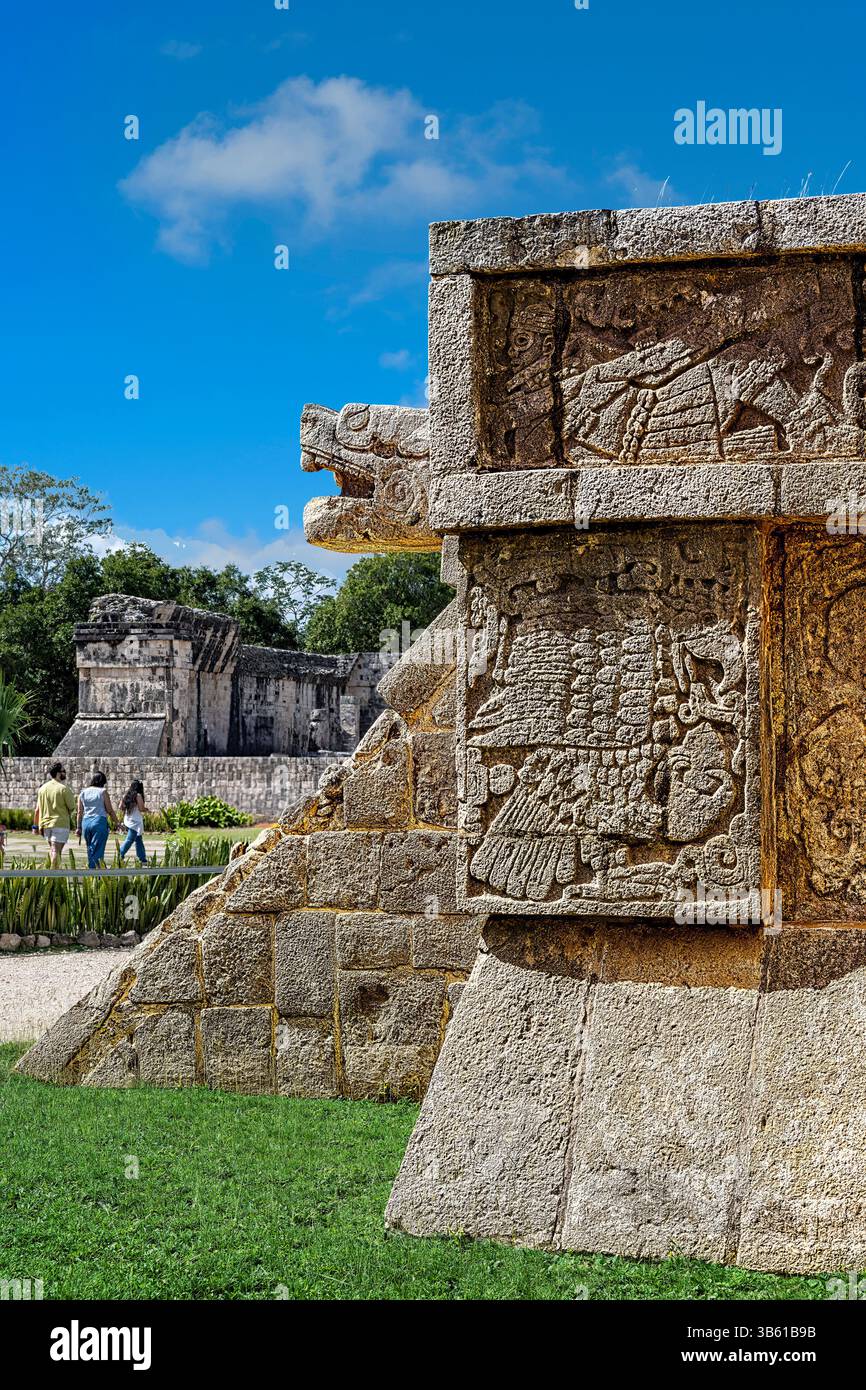 Glifi e testa di serpente sulla piattaforma di Venere, Chichen Itza Foto Stock