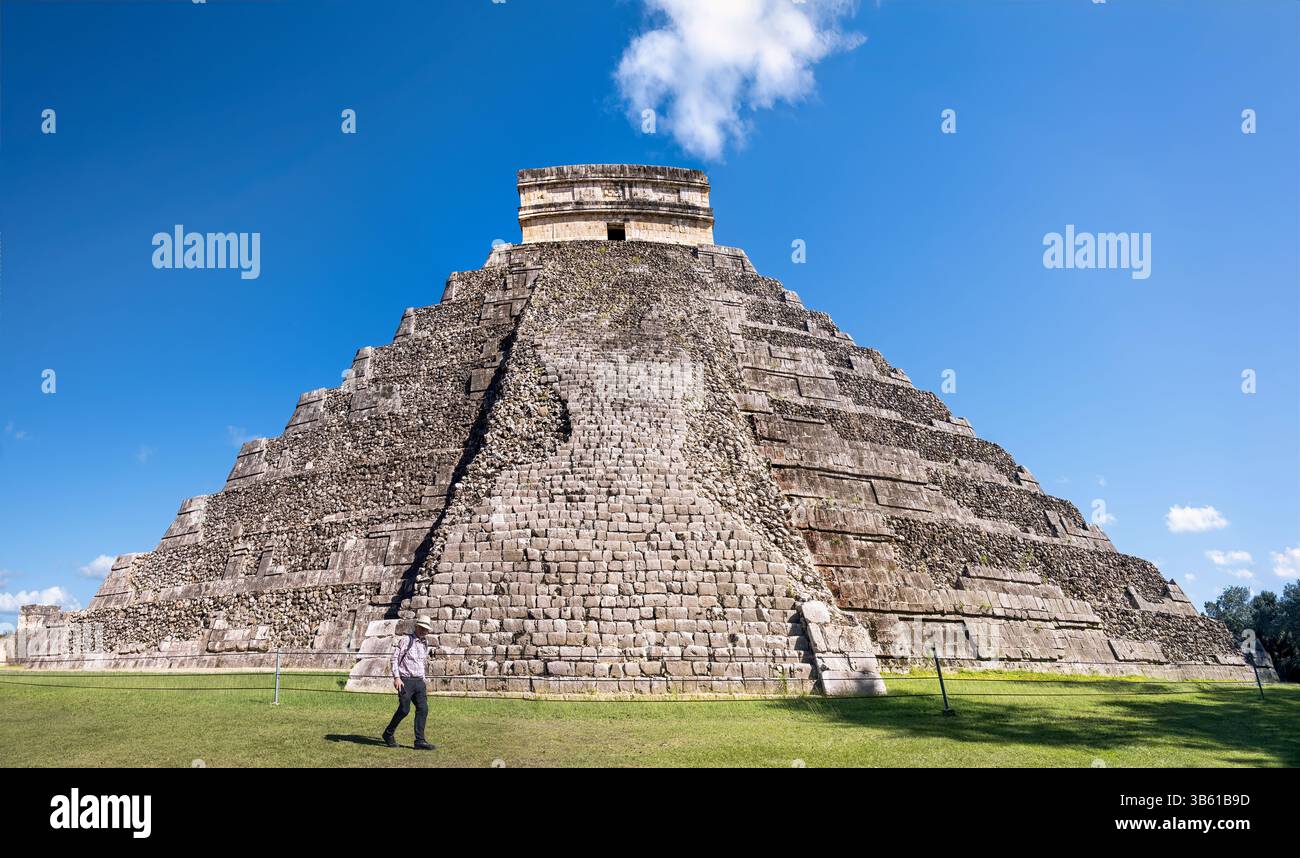 El Castillo (il tempio Kukulkan) di Chichen Itza, piramide Maya nello Yucatan, Messico Foto Stock