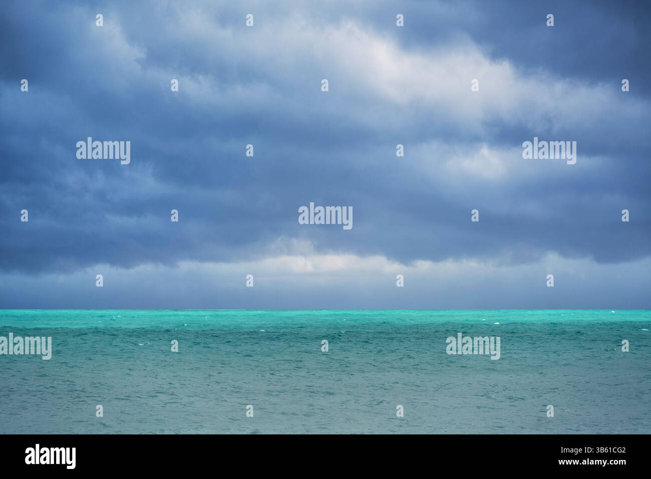 Cielo blu mattutino con nuvole bianche e limpide sull'oceano. Mi sento calmo, fresco, rilassante. Foto Stock