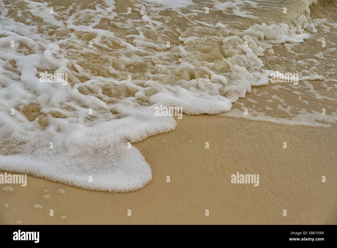 Primo piano di sabbia e surf oceanico a Punta Allen, Messico Foto Stock
