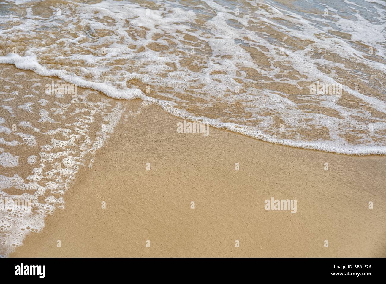 Primo piano di sabbia e surf oceanico a Punta Allen, Messico Foto Stock