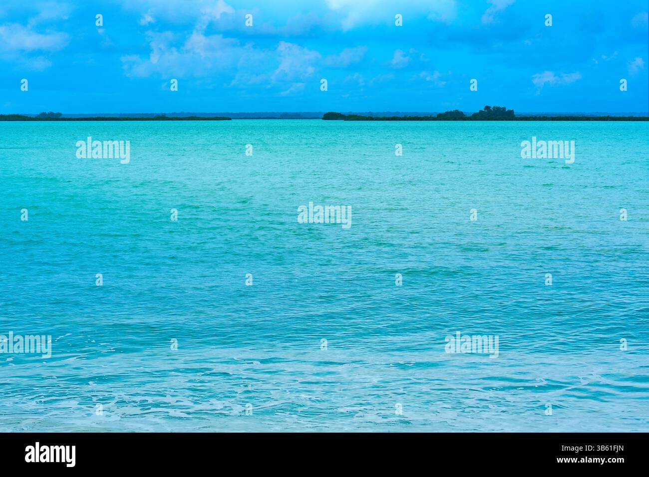 Cielo blu mattutino con nuvole bianche e limpide. L'oceano è un blu acqua verdastro. Mi sento calmo, fresco, rilassante. Foto Stock