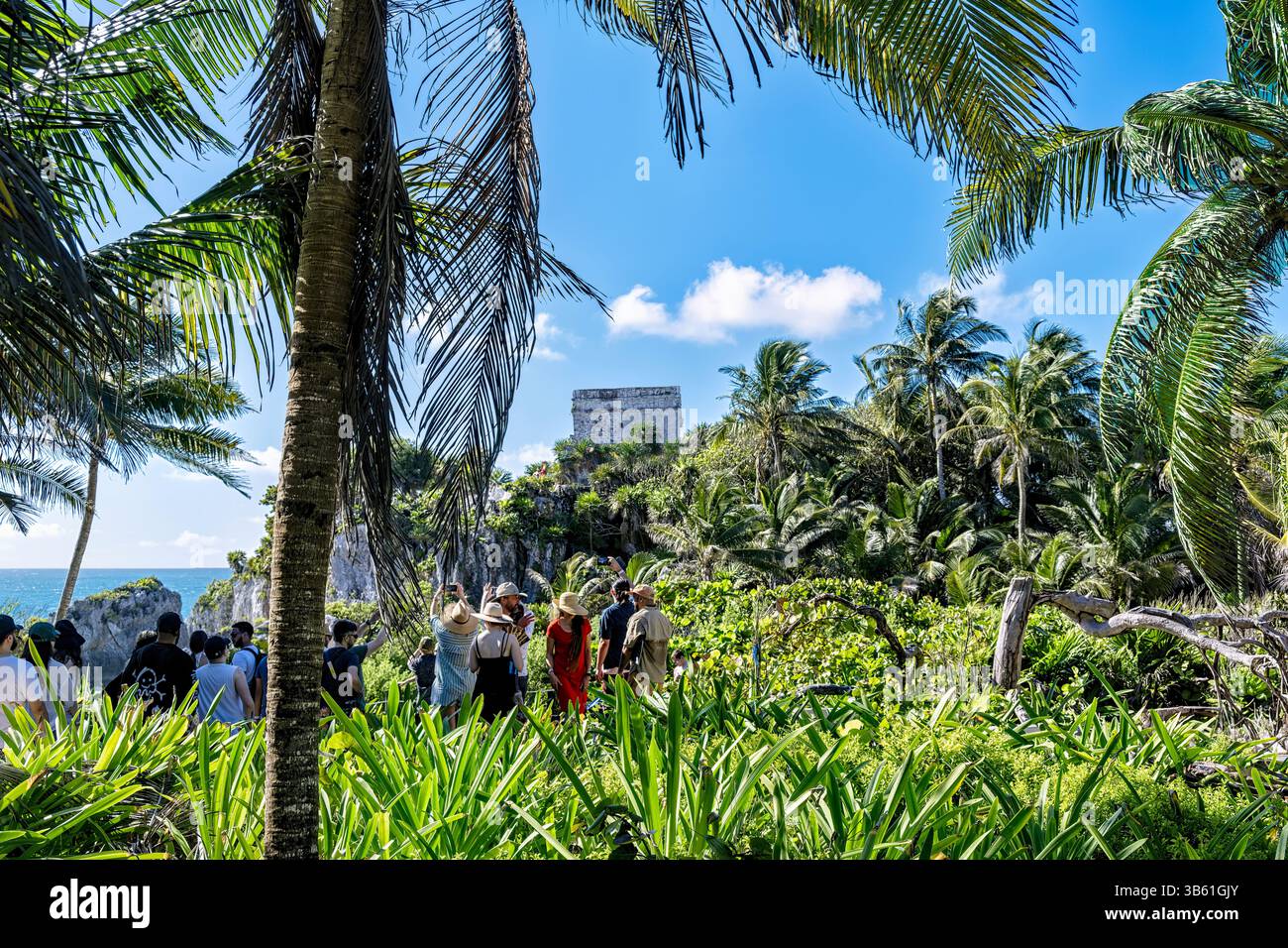 Rovine archeologiche Maya di Tulum - Tempio del Dio del vento Spiaggia di Tulum e rovine del tempio maya sul Mar dei Caraibi, Yucatan, Messico. Foto Stock