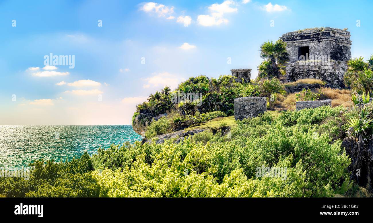 Rovine archeologiche Maya di Tulum - Tempio del Dio del vento Spiaggia di Tulum e rovine del tempio maya sul Mar dei Caraibi, Yucatan, Messico. Foto Stock