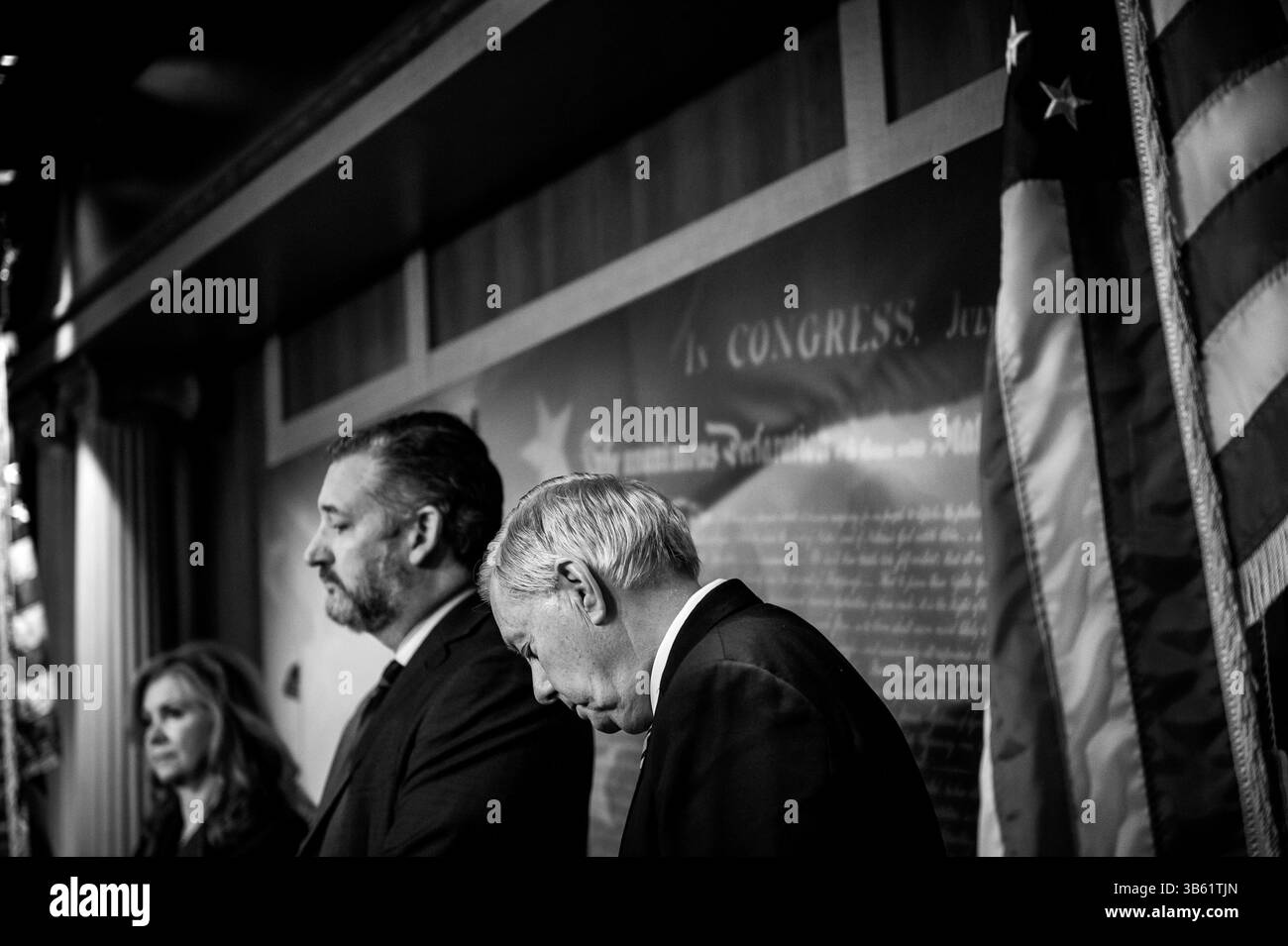 7 aprile 2022, Washington, Distretto di Columbia, USA: Senatrice degli Stati Uniti Marsha Blackburn (repubblicana del Tennessee), sinistra, senatrice degli Stati Uniti Ted Cruz (repubblicana del Texas), centro, e il senatore degli Stati Uniti Lindsey Graham (repubblicano della Carolina del Sud), a destra, ascoltate mentre il senatore degli Stati Uniti Mike Lee (repubblicano dello Utah) offre osservazioni della sua opposizione alla conferma in attesa della conferma del giudice Ketanji Brown Jackson come giudice associato della Corte Suprema degli Stati Uniti, prima del voto del Senato al Campidoglio degli Stati Uniti a Washington, DC, giovedì 7 aprile 2022 (Credit Image: © R Foto Stock