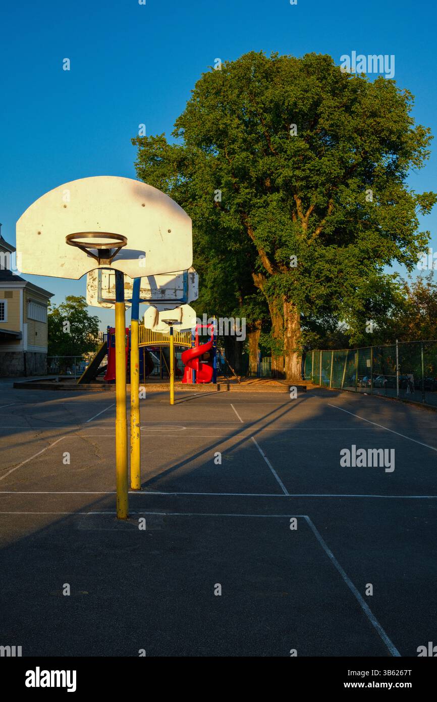 Campo da pallacanestro della Admiral Seymour Elementary School di Strathcona, Vancouver, British Columbia. Foto Stock