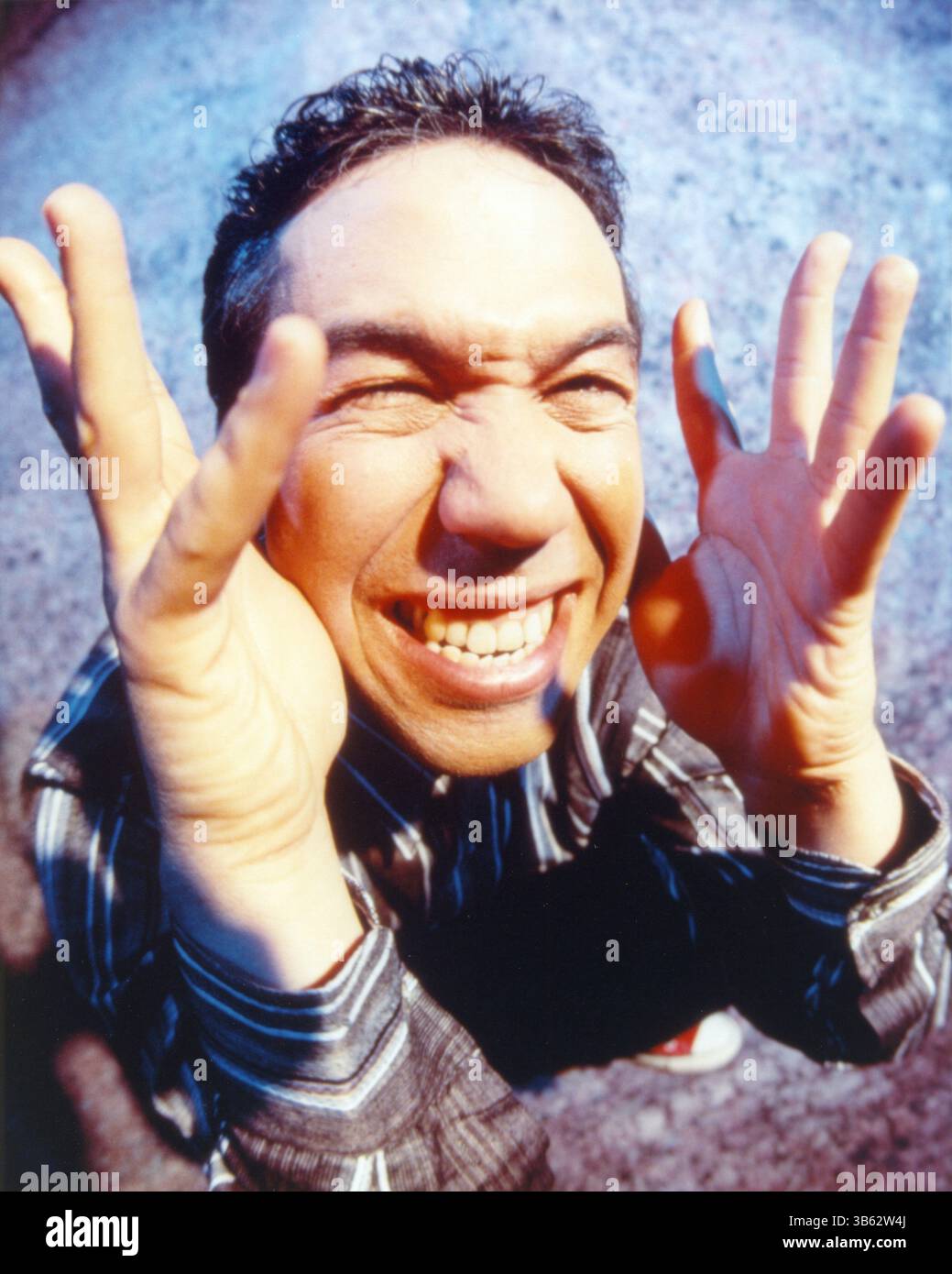 L'attore e cabarettista americano GILBERT GOTTFRIED (28 febbraio 1955 - 12 aprile 2022) è morto. Aveva 67 anni. Il suo personaggio di comico presentava una voce esagerata e un'enfasi sull'umorismo crudo. I suoi numerosi ruoli nel cinema e nella televisione includono la voce del pappagallo Iago nei film d'animazione e nella serie TV Disney "Aladdin", digit LeBoid nello show della PBS Kids "Cyberchase" e Kraang Subprime in "Teenage Mutant Ninja Turtles". FILE FOTO GIRATO IL: 11 giugno 1956, Hollywood, California, Stati Uniti: Stand-up comico e attore americano GILBERT GOTTFRIED, data esatta sconosciuta. (Immagine di credito: © Movie Star Foto Stock