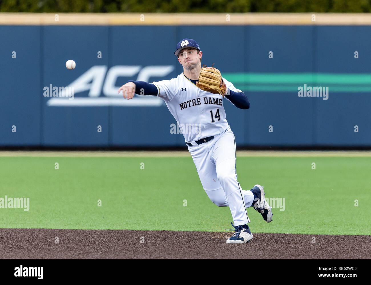9 aprile 2022: L'interno di Notre Dame Zack Prajzner (14) lancia il pallone alla prima base durante la partita di baseball NCAA tra i Clemson Tigers e i Notre Dame Fighting Irish al Frank Eck Stadium di South Bend, Indiana. Notre Dame sconfisse Clemson 8-1. John Mersits/CSM.(immagine di credito: © John Mersits/CSM via ZUMA Press Wire) Foto Stock
