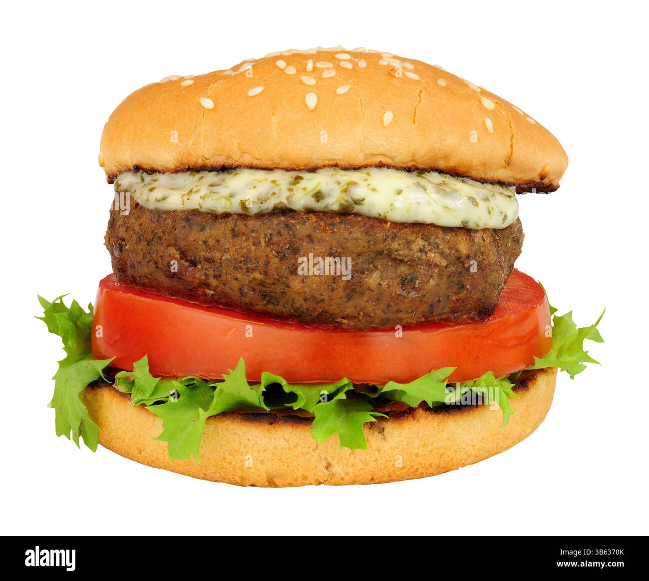 Panino con hamburger di agnello con insalata fresca e salsa di yogurt alla menta isolato su sfondo bianco Foto Stock