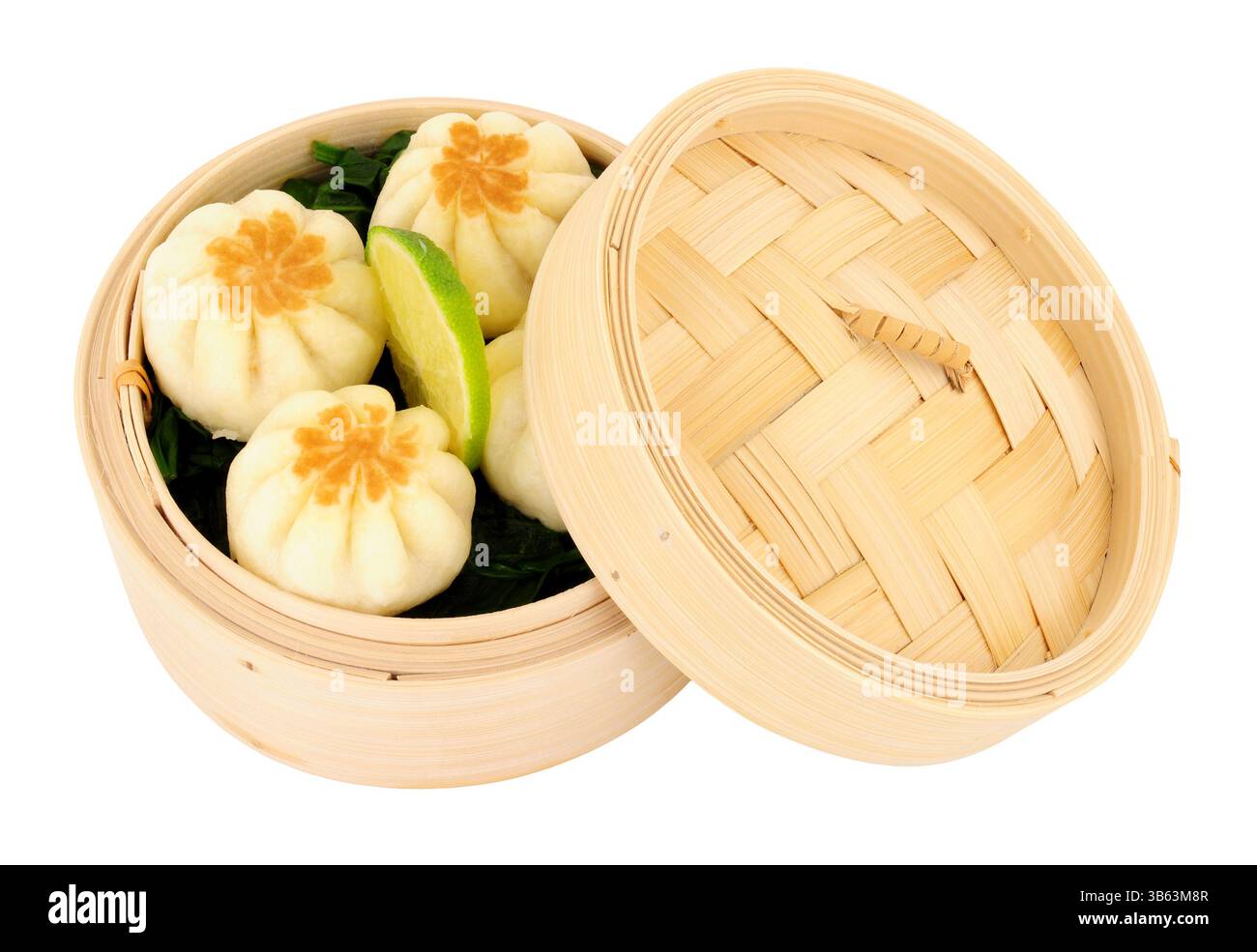 Gnocchi orientali al vapore in una tradizionale vaporiera di bambù isolata su sfondo bianco Foto Stock