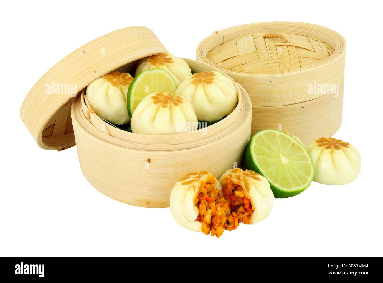Gnocchi orientali al vapore in una tradizionale vaporiera di bambù isolata su sfondo bianco Foto Stock