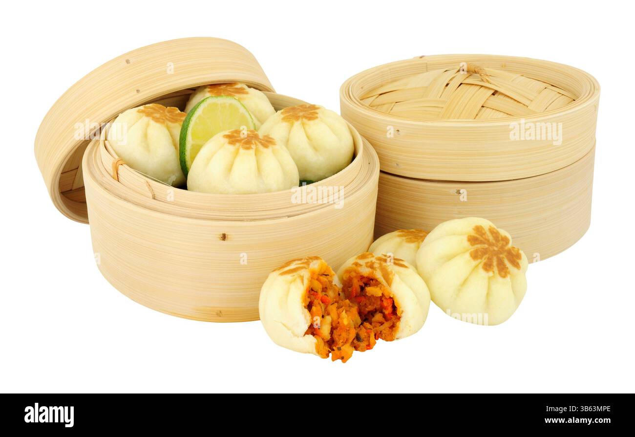 Gnocchi orientali al vapore in una tradizionale vaporiera di bambù isolata su sfondo bianco Foto Stock