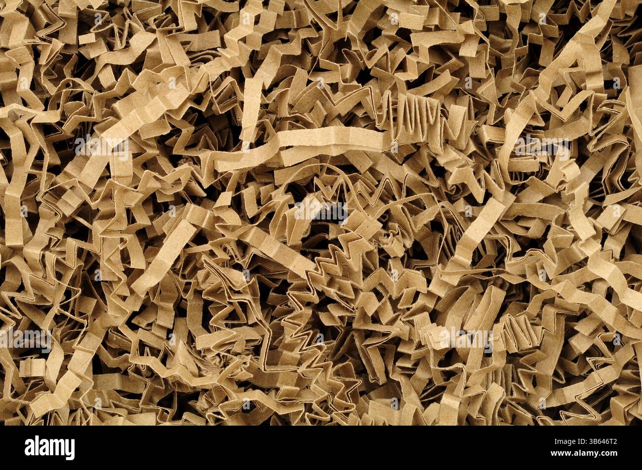 Carta grattugiata a zig zag per strisce di materiale di riempimento per imballaggio Foto Stock