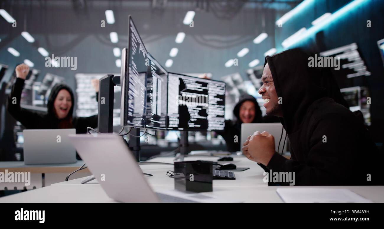 I pirati informatici rubano i programmatori di dati sicuri gli hacker africani festeggiano la vittoria. Foto Stock