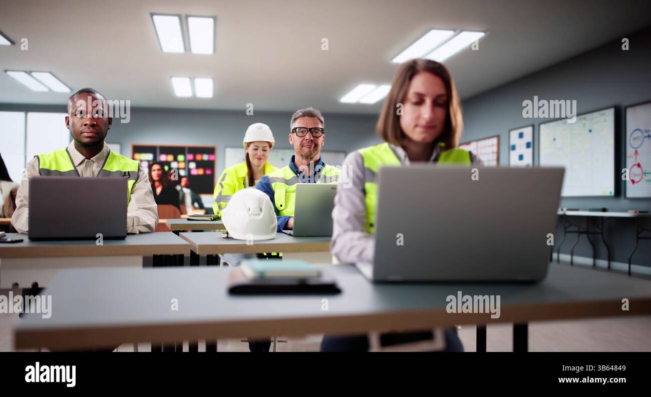 Il giovane ingegnere afro-americano gestisce il laptop in diverse classi Group. Foto Stock