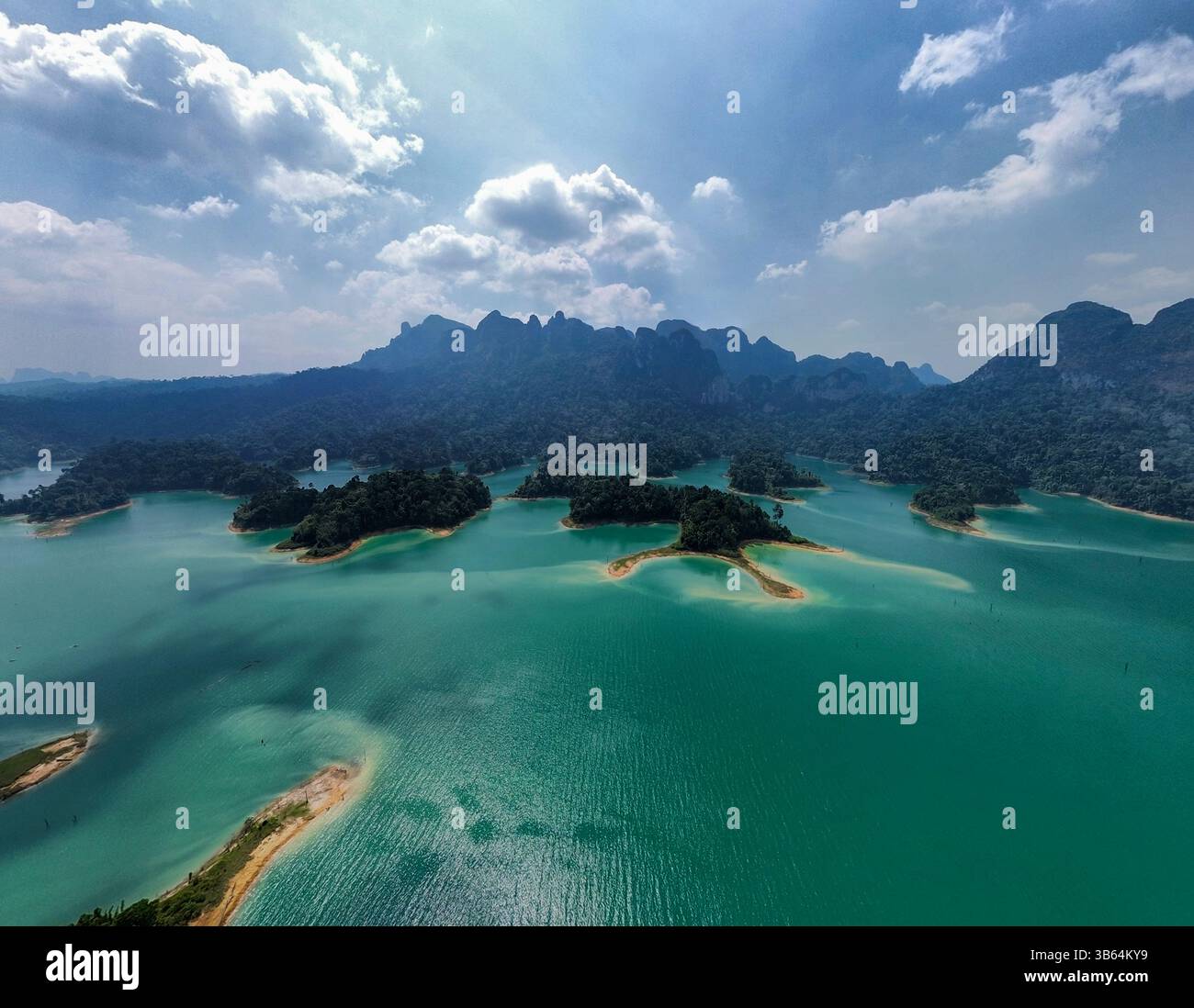 Il lago Khao Sok, circondato da montagne maestose e foreste lussureggianti, è un paradiso perfetto per gli amanti della natura Foto Stock