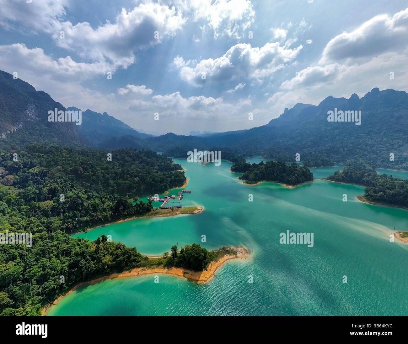 Il lago Khao Sok, circondato da montagne maestose e foreste lussureggianti, è un paradiso perfetto per gli amanti della natura Foto Stock