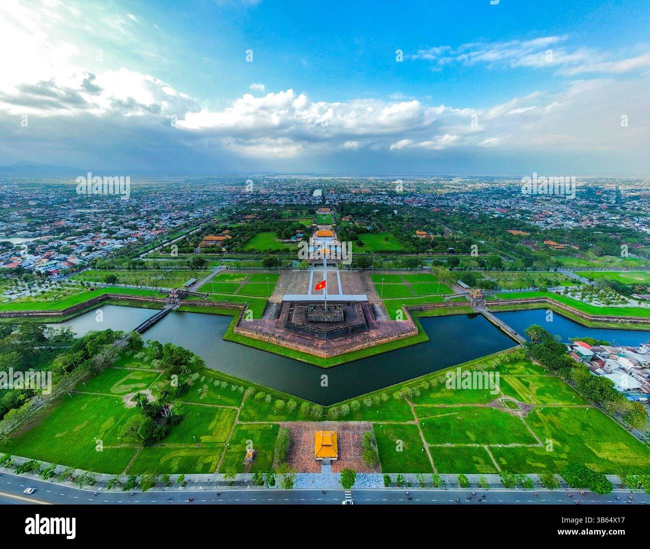 La città imperiale di Huế, patrimonio dell'umanità dell'UNESCO, è un'imponente fortezza che unisce storia, architettura e cultura vietnamita Foto Stock