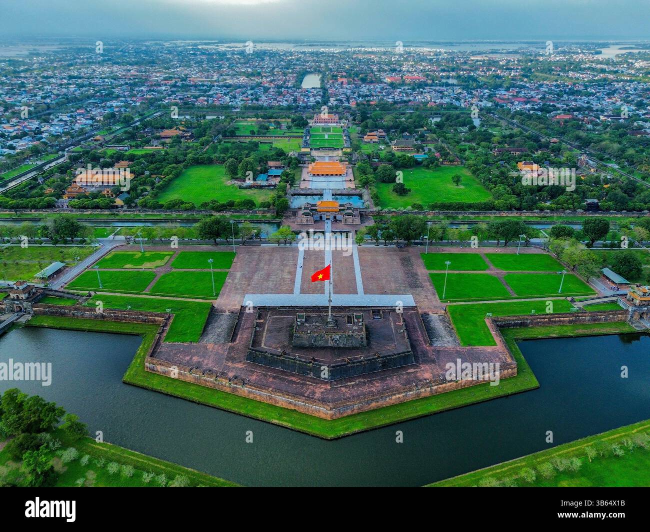 La città imperiale di Huế, patrimonio dell'umanità dell'UNESCO, è un'imponente fortezza che unisce storia, architettura e cultura vietnamita Foto Stock