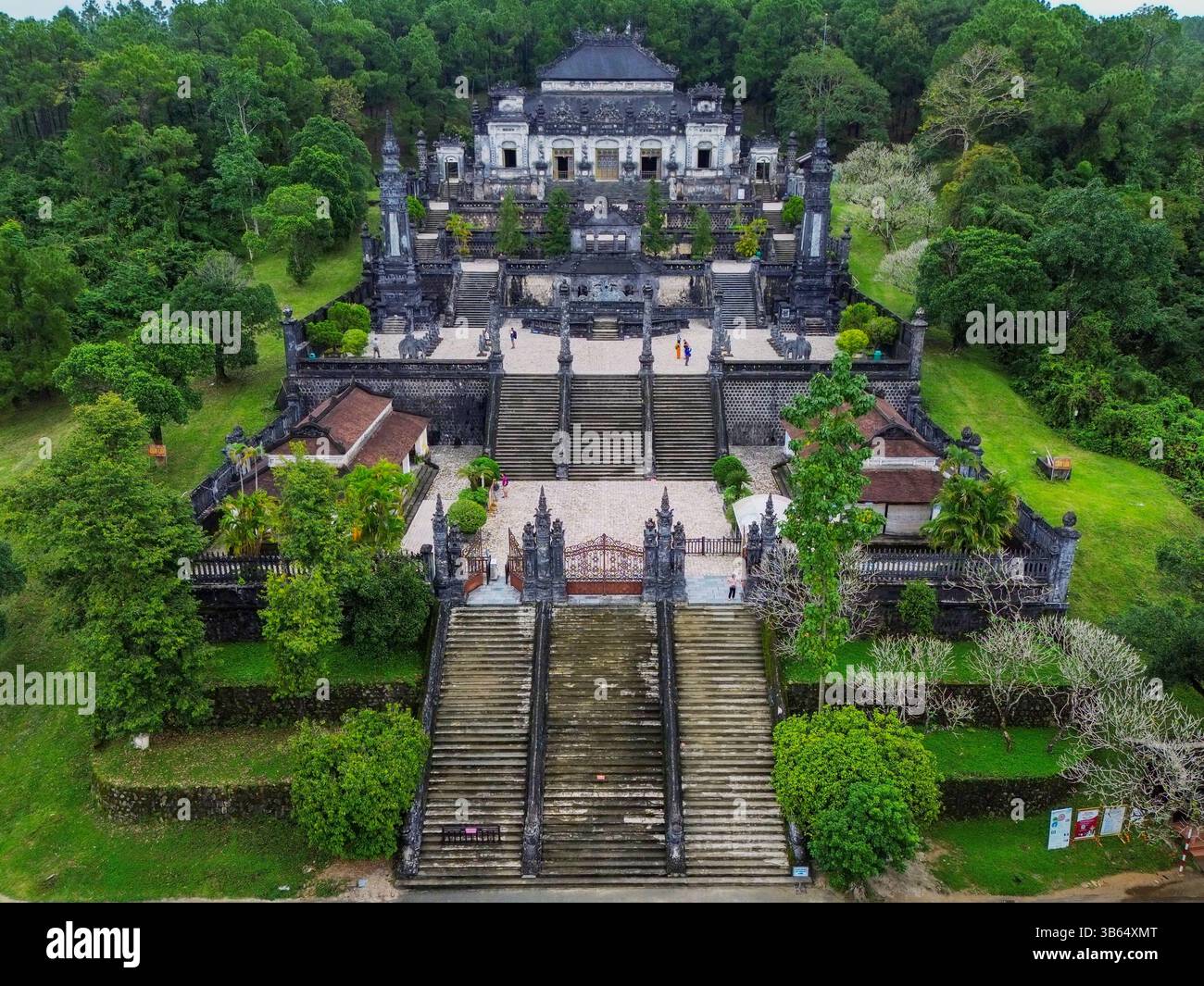 Il Mausoleo di Khai Dinh vicino a Huế fonde tradizione vietnamita e influenza europea in un monumento di pietra scura situato tra le colline. Foto Stock