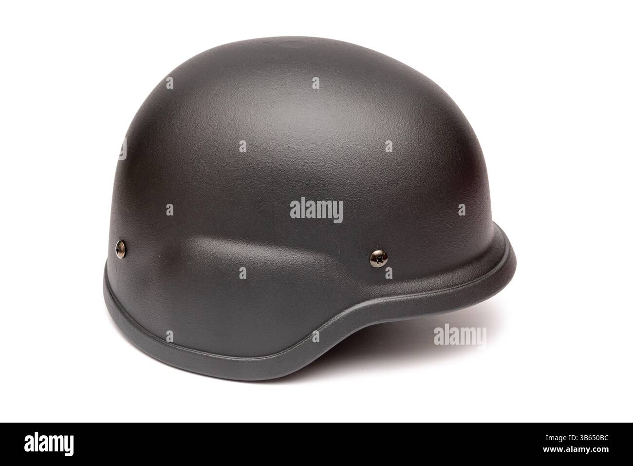 Moderno casco militare su sfondo bianco. Casco da combattimento tattico di colore nero isolato su bianco, utilizzato nelle operazioni militari e di polizia Foto Stock