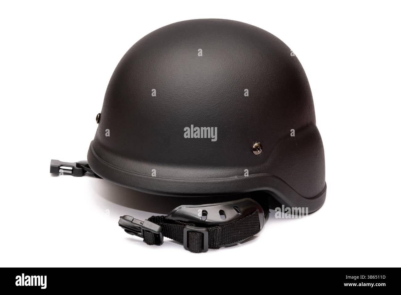 Casco militare tattico per forze speciali. Robusto casco militare su sfondo bianco, utilizzato in missioni tattiche e di combattimento Foto Stock