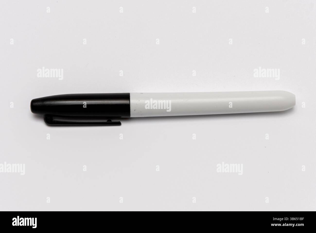 Un pennarello nero semplice per scrivere e disegnare, isolato su sfondo bianco Foto Stock