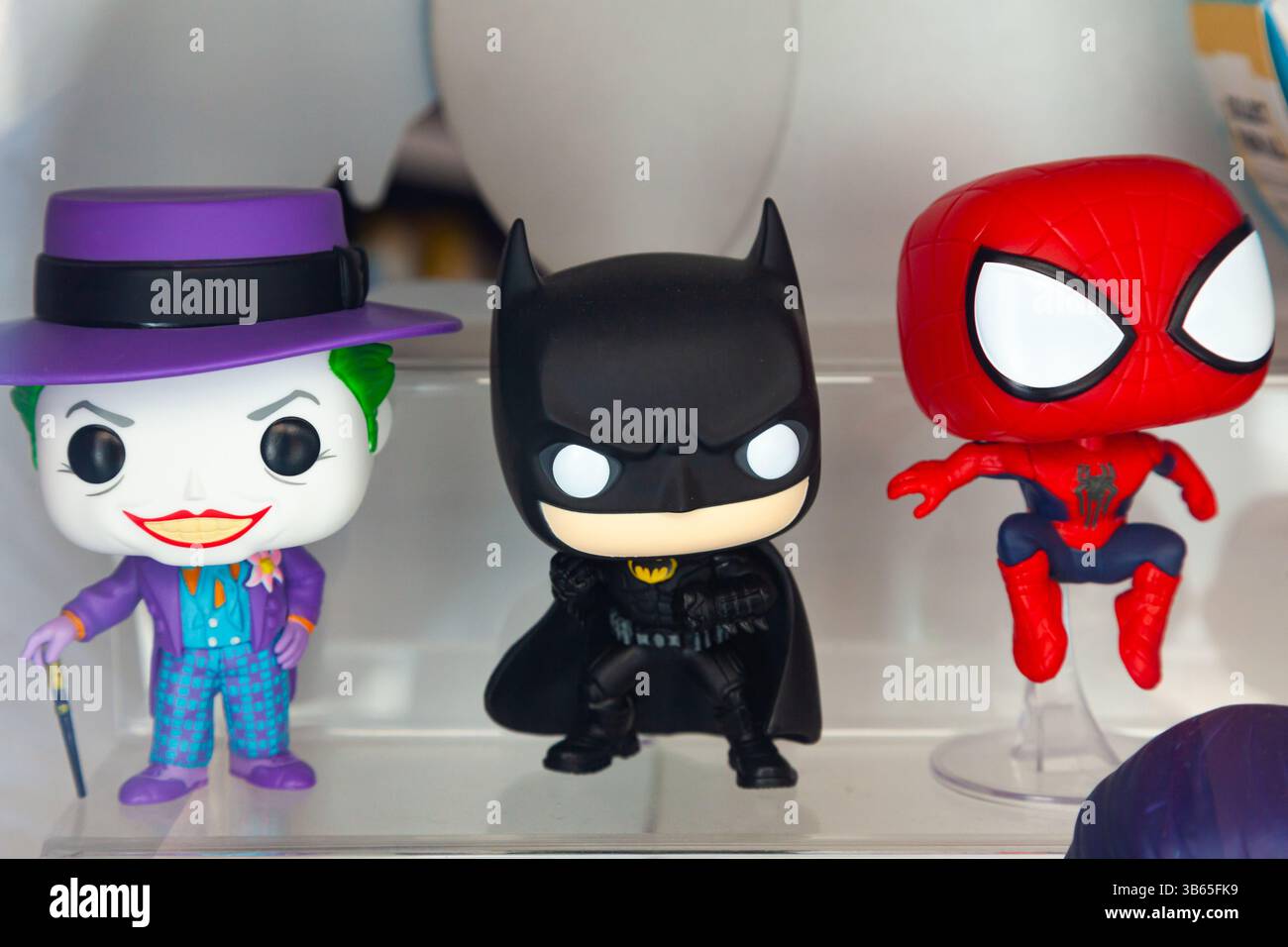 Statuette funko-pop da collezione su una vetrina, giocattoli da collezione di spiderman, batman e Joker. Foto Stock