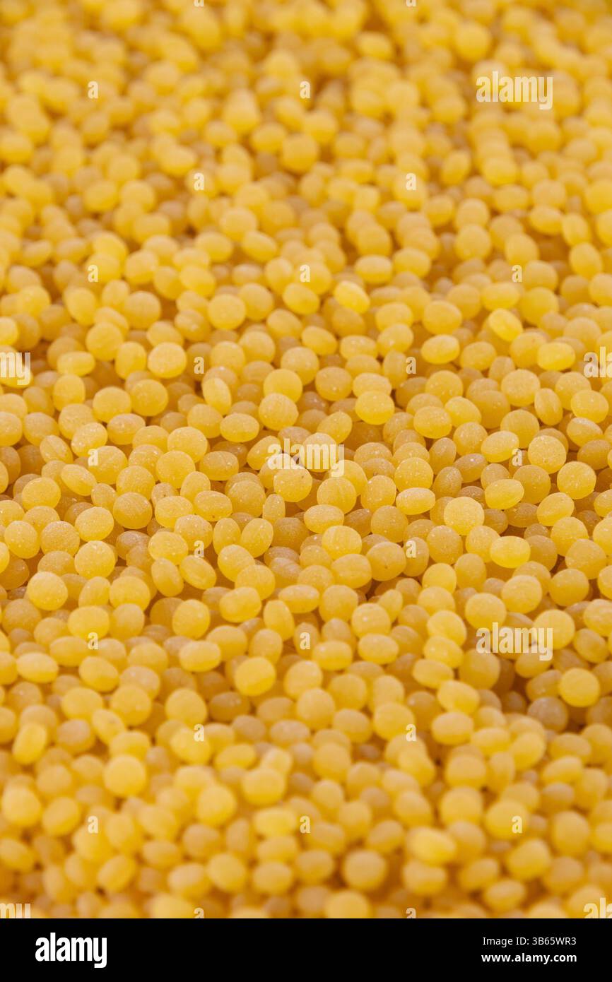 Pearl couscous. Grana fine gialla, primo piano. Background alimentare. Un punto fermo della cucina mediorientale e mediterranea. Foto Stock