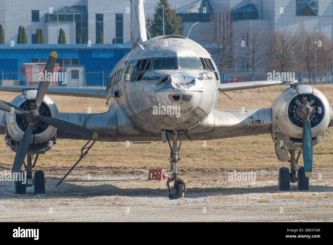 Vecchio aereo ad elica abbandonato con metallo intemprato, finestre incrinate e un naso piegato. Varsavia, Polonia. Foto Stock