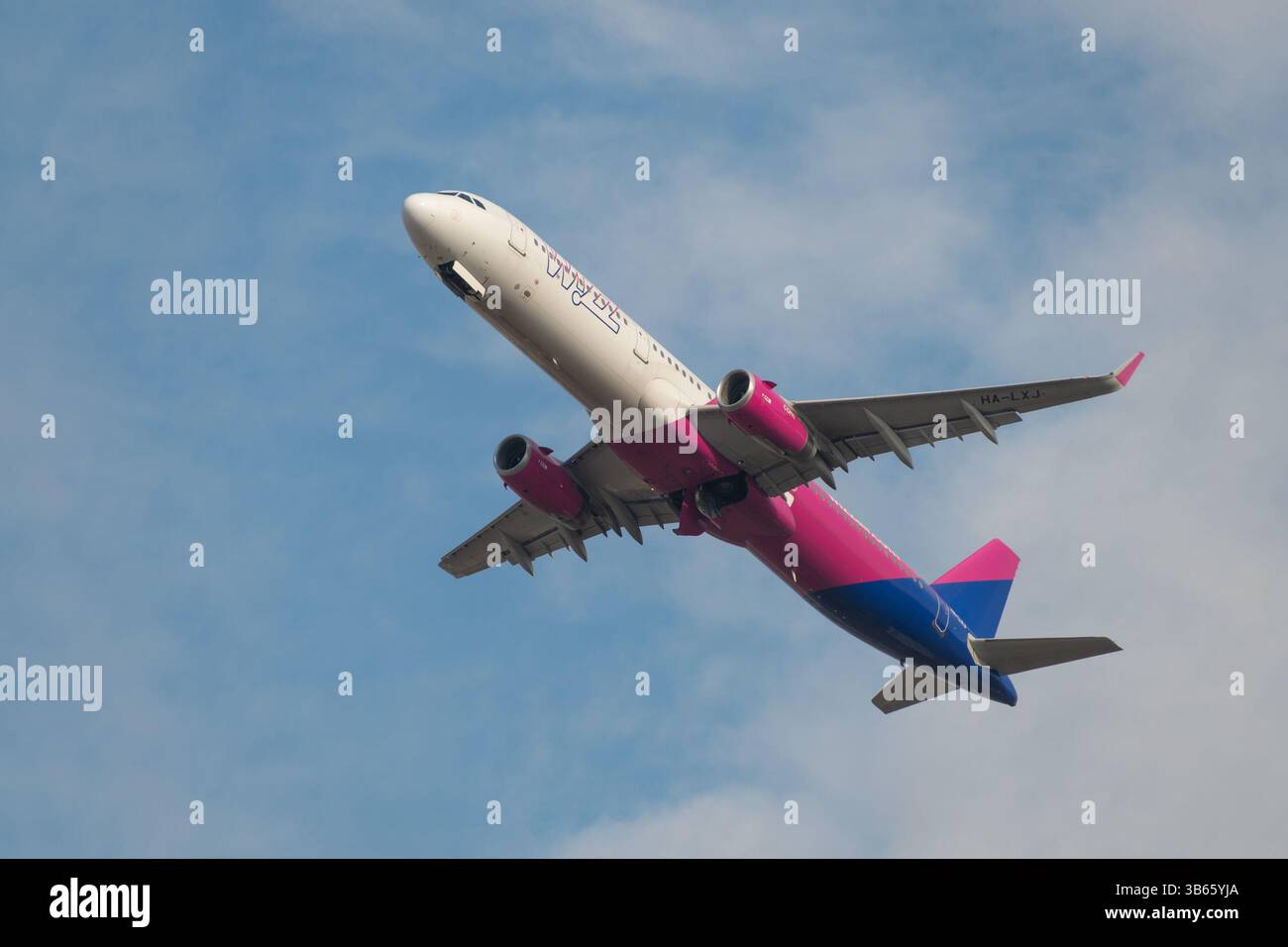 L'aereo Wizz Air vola nel cielo blu. Aviazione civile. 21 marzo 2025. Varsavia, Polonia. Foto Stock