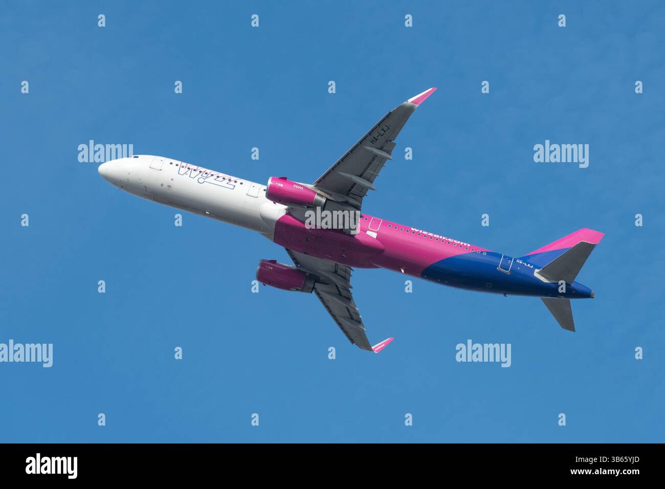 L'aereo Wizz Air vola nel cielo blu. Aviazione civile. 21 marzo 2025. Varsavia, Polonia. Foto Stock