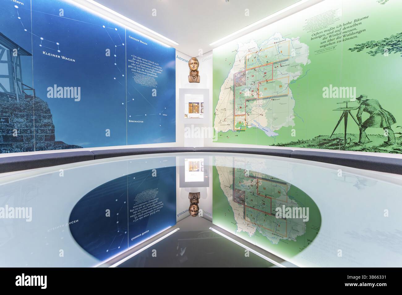 Sala con specchi, moquette e opere d'arte cartografica moderna, Bohneberger Showroom Museum Calw, Foresta Nera, Germania, Europa Foto Stock