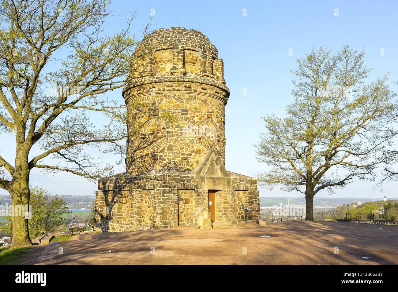 Bismarck Tower nei vigneti con vista sulla valle dell'Elba, Radebeul, Sassonia, Germania, Europa Foto Stock