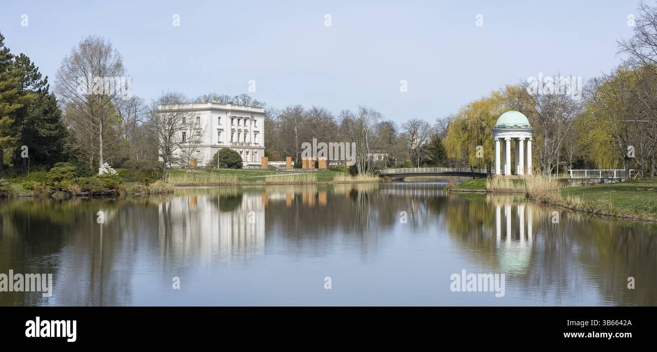 Casa Bianca sullo stagno con Tempio delle Muse nel Parco di agra, Markkleeberg, Sassonia, Germania, Europa Foto Stock