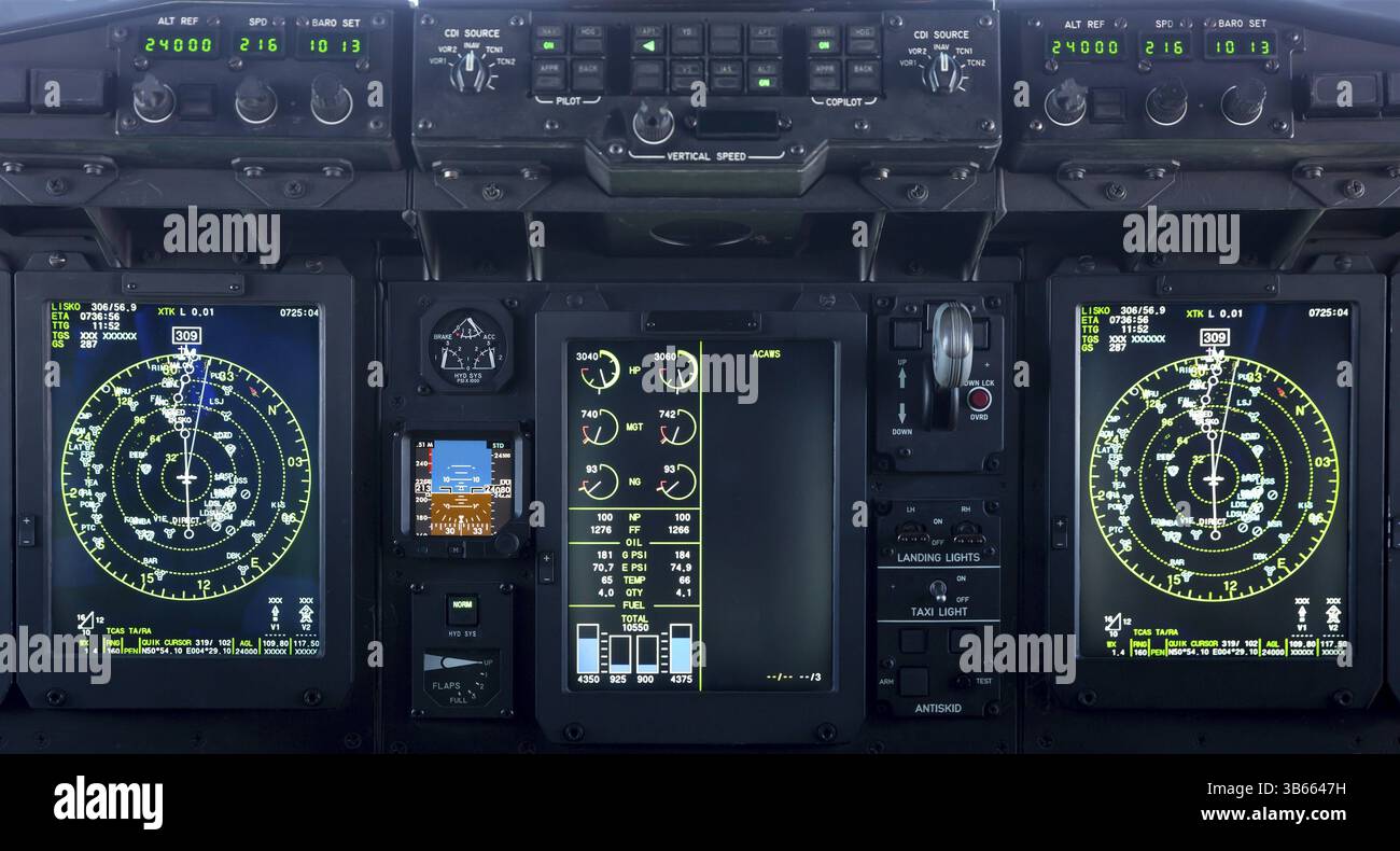 Una cabina di pilotaggio di un aereo da trasporto militare durante il volo. Piloti che pilotano la macchina. Aereo spartano Foto Stock