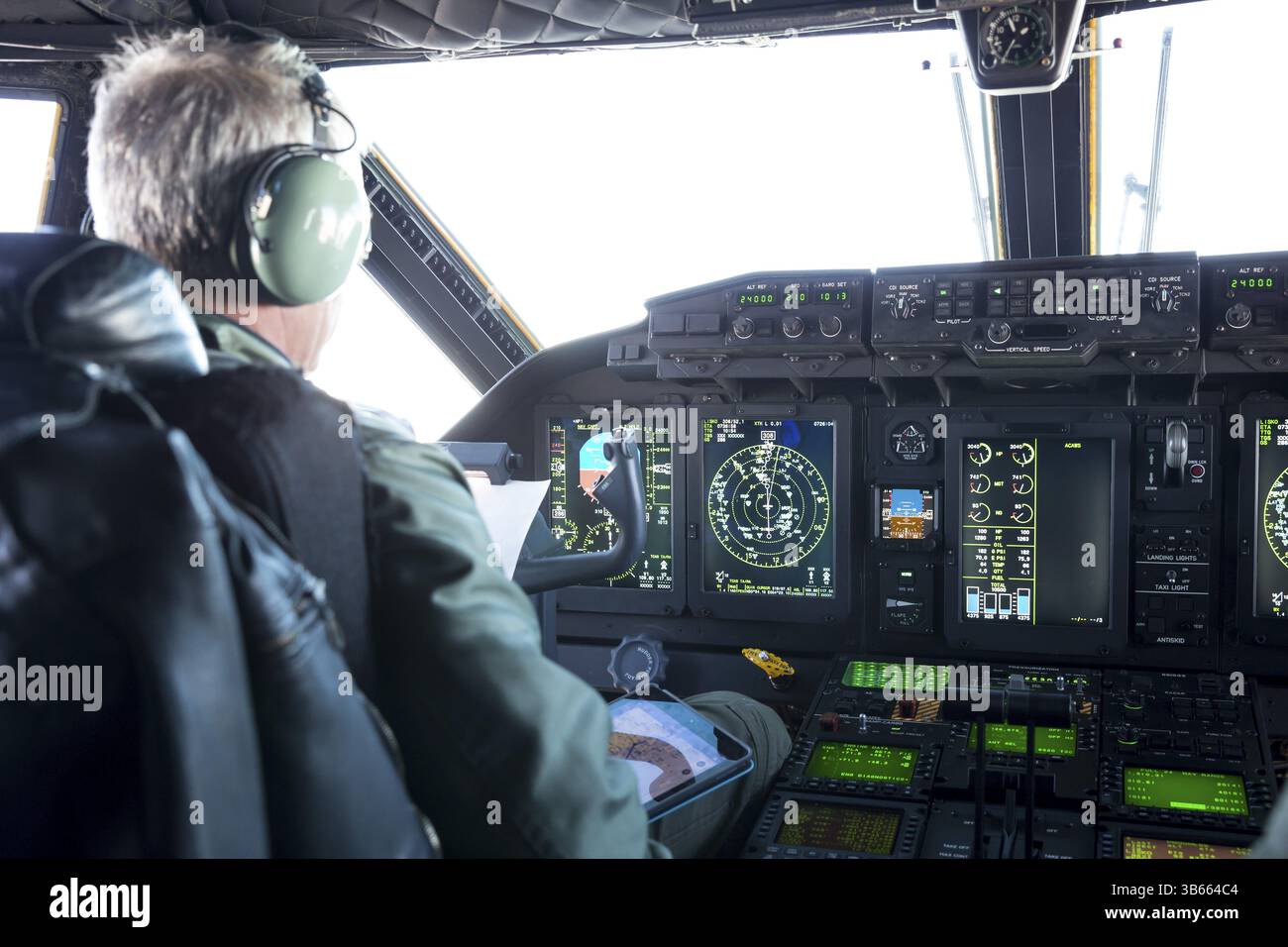 Bruxelles, Belgio - 30 gennaio 2017: I piloti militari pilotano un aereo di trasporto dell'esercito spartano durante un volo per Bruxelles Foto Stock