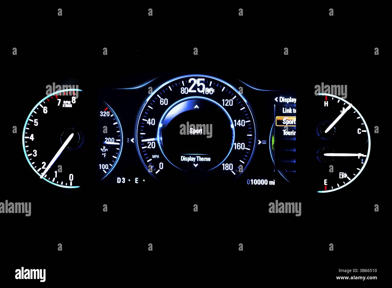 Luce moderno car chilometraggio (cruscotto, milage) isolate su uno sfondo nero. Nuovo display di una moderna autovettura. RPM, indicatore carburante e temperatura. Sport. Foto Stock Luce moderno car chilometraggio (cruscotto, milage) isolate su uno sfondo nero. Nuovo display di una moderna autovettura. RPM, indicatore carburante e temperatura. Sport. Foto Stock