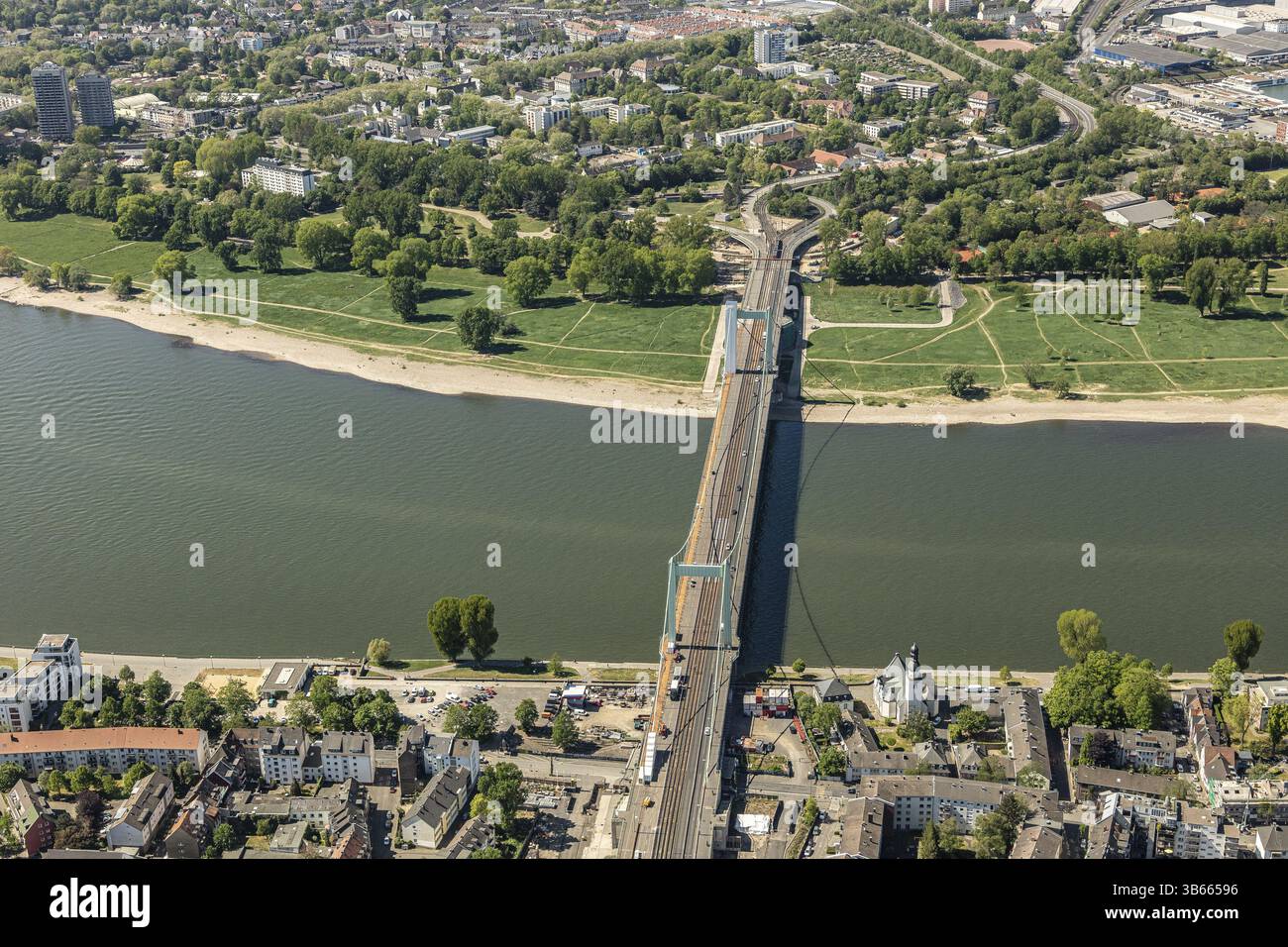Ponte sospeso sul Reno e collega i distretti di Colonia di Muelheim e Riehl. Fu il primo ponte ad essere dipinto nel verde patina c Foto Stock