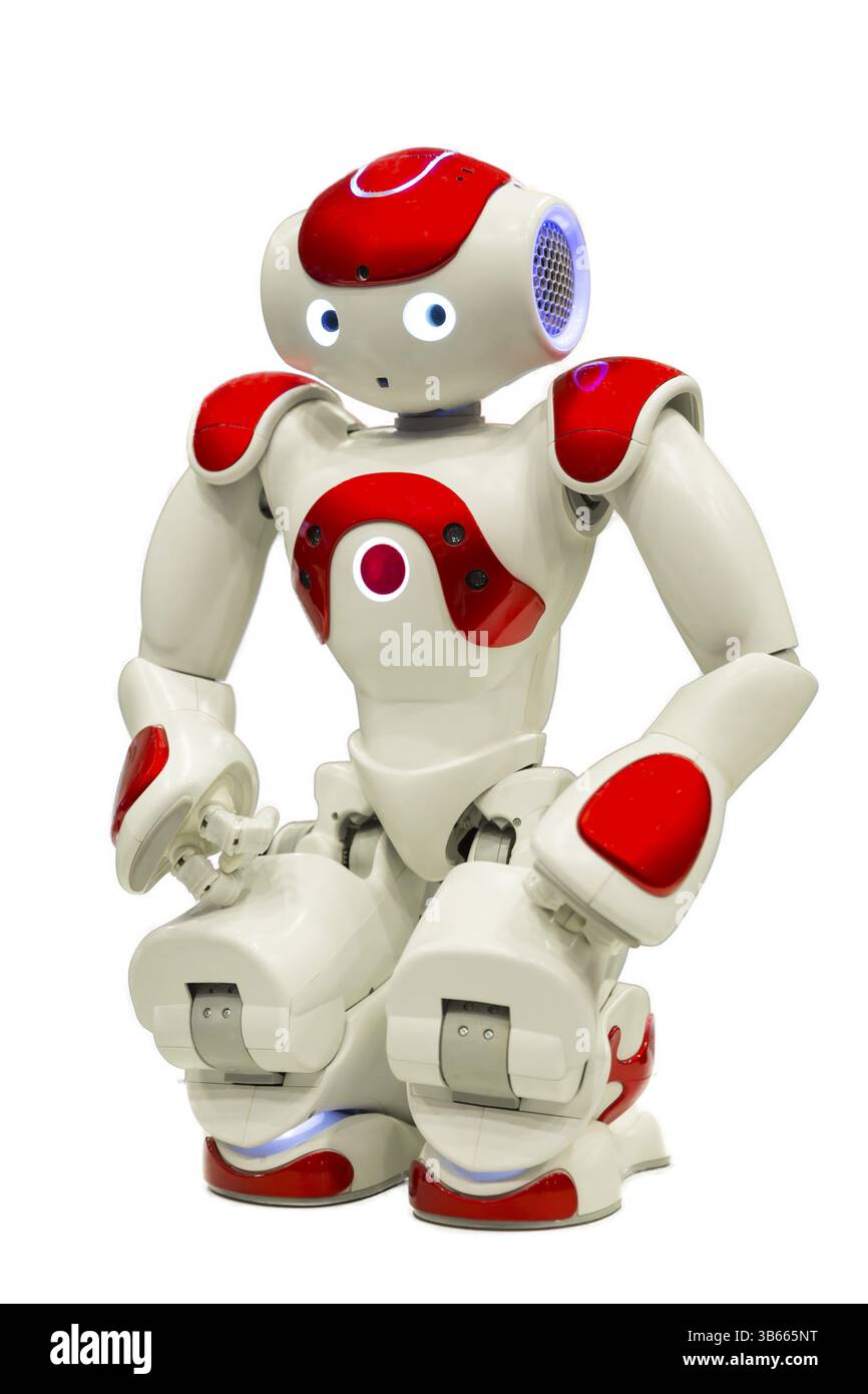 Robot programmabile per l'istruzione isolato su uno sfondo bianco. Elettronici di bianco e rosso di robot che può camminare ed esecuzione dell'utente comandi. Un basso livello Foto Stock